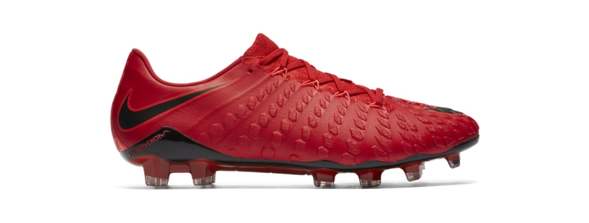 Nike Hypervenom Phantom 3 FG rouge, le modèle fétiche de Michael Olise, vue de profil