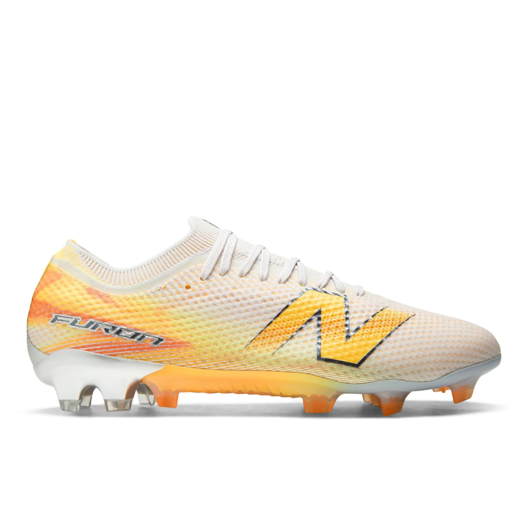 New Balance Furon v9 Elite FG blanc cassé avec dégradé orange et jaune, vue de profil