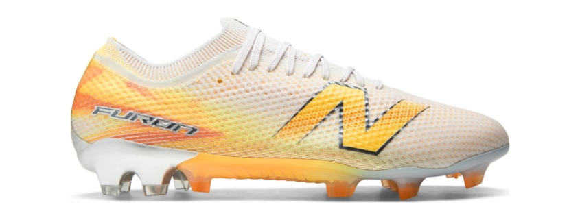 New Balance Furon v9 Elite FG blanc cassé avec dégradé orange et jaune, vue de profil