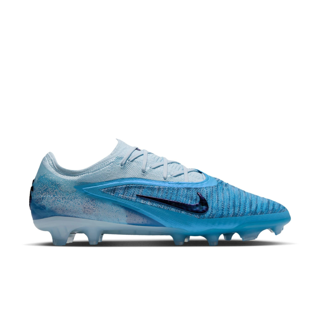 Nike Phantom 6 Low Elite Erling Haaland FG bleue, vue de profil