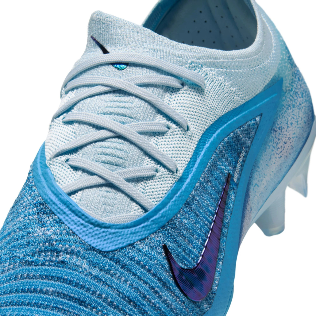Gros plan sur l'empeigne Gripknit bleue de la Nike Phantom 6 Elite Haaland