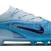 Nike Phantom 6 Low Elite Erling Haaland FG bleue, vue de profil