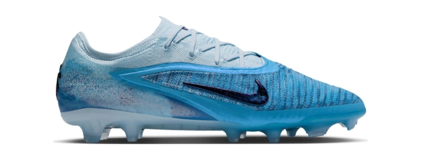 Nike Phantom 6 Low Elite Erling Haaland FG bleue, vue de profil